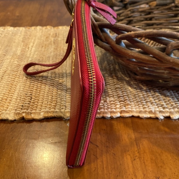 Tory Burch Britten Red Pebble Wristlet - Picture 6 of 6